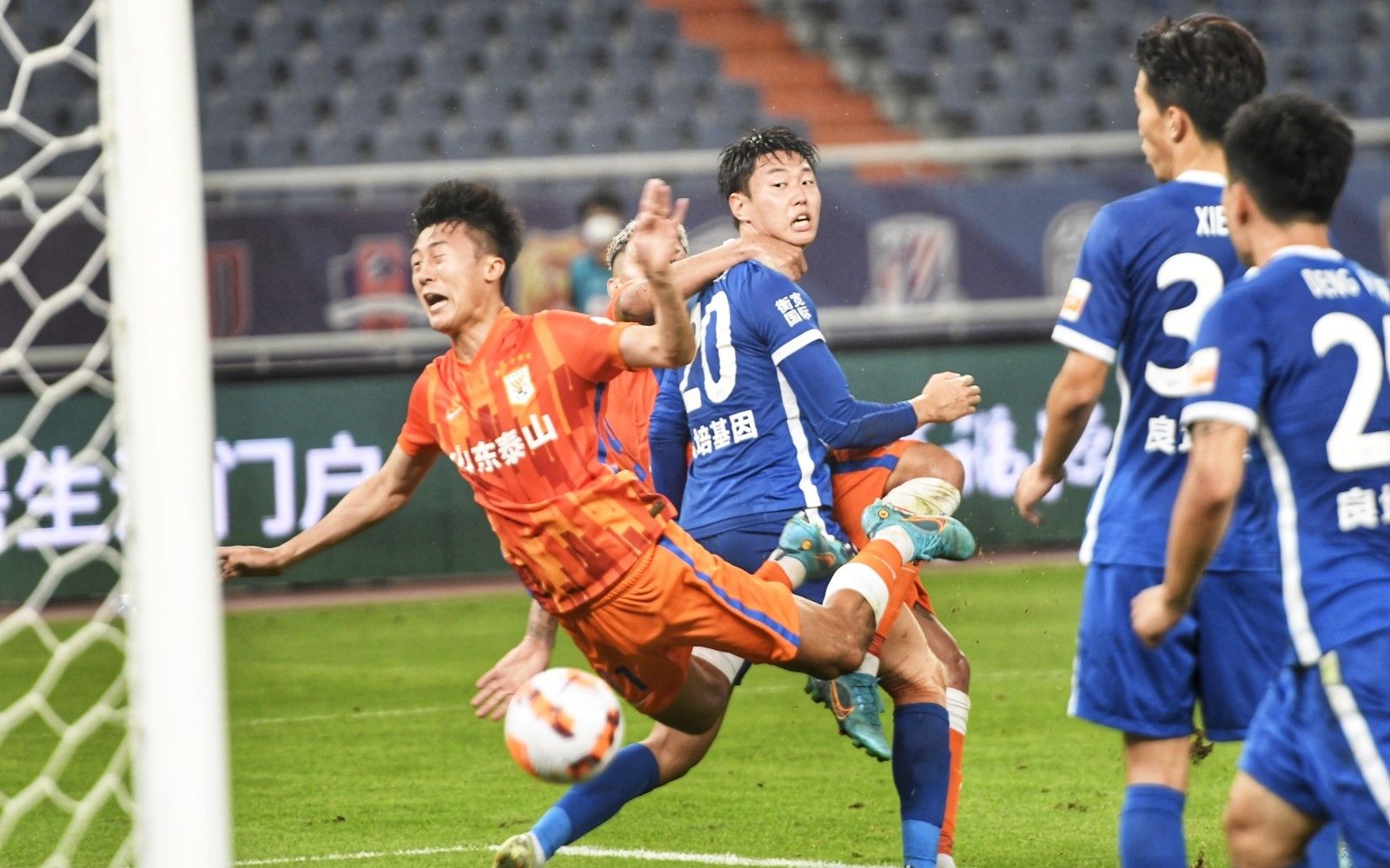 责任在球员身上：斯玛特与雷迪克的困境与挑战（球员需承担责任：斯玛特与雷迪克面临的困局与挑战）