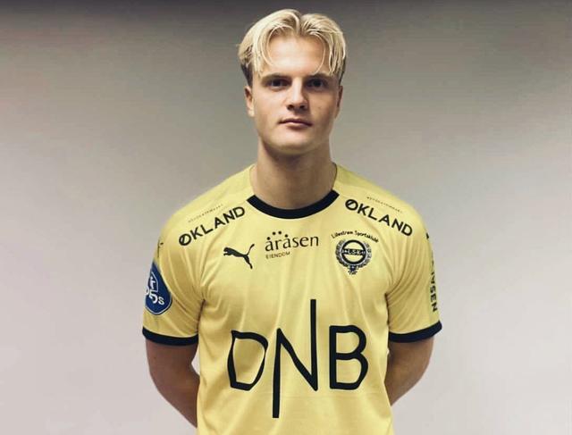 王哲林半场表现抢眼，高效得分与篮板同步提升（王哲林半场大放异彩，得分高效篮板齐飞）