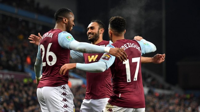 伊涅斯塔造访巴萨基地，与佩德里、费尔明、亚马尔合影